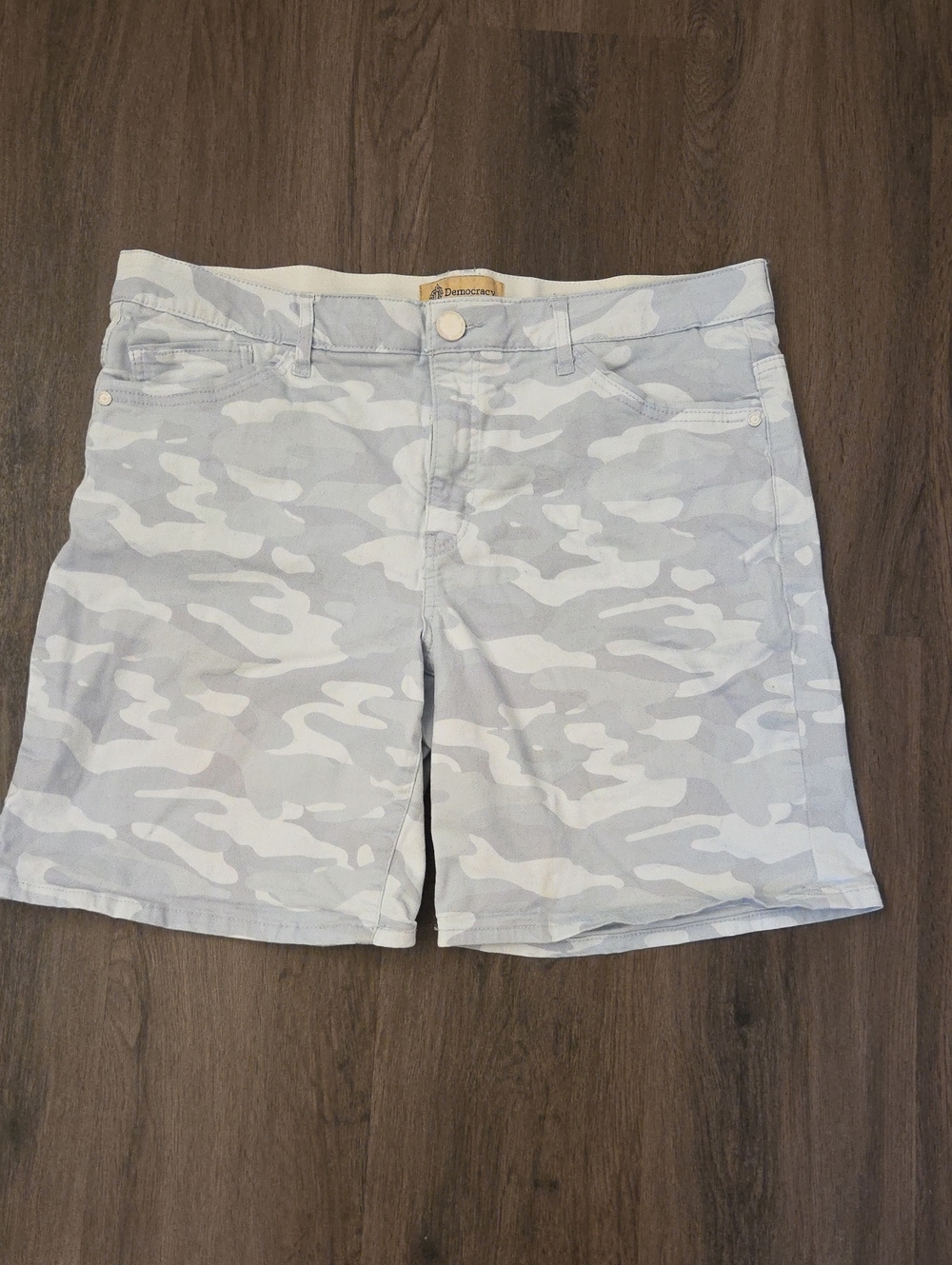 Democracy Women's Light Gray Camo AbTechnology Bermuda Shorts